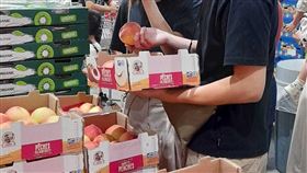 好市多買水蜜桃捏還摔！嗆1句惹眾怒（圖／翻攝自COSTCO 好市多 消費經驗分享區）