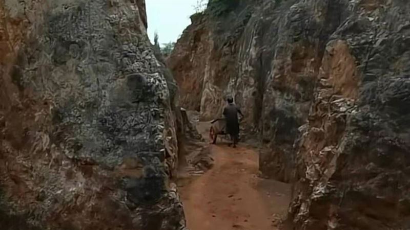 7旬翁「鑿山30年」　挖出壯觀迷宮景色