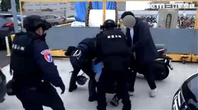 「XD」千元假鈔，彰化警方逮捕9人，其中6人未成年少女，夜市攤商，玩套圈圈，找錢，1張5元(圖／翻攝畫面)