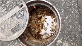 民眾只要記得於清洗餐盤前，拿起桌面上廢棄紙巾，擦拭餐盤留存的醬汁及油脂，再隨垃圾丟棄，就可降低堵塞。（圖／北市府提供）