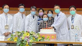 台大醫療團隊與醫療團隊跟一起跟廖小妹妹切蛋糕慶賀，象徵重生。（圖／記者簡浩正攝影）