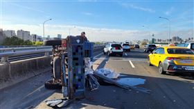 台74線，超車，貨車側翻，警及時救援(圖／翻攝畫面)