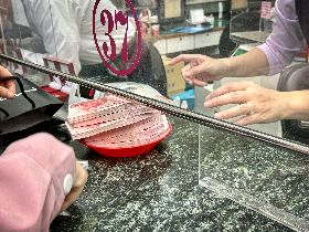 民眾排隊換新鈔