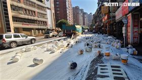 雪白一地,油漆桶,大貨車,新店,翻攝畫面