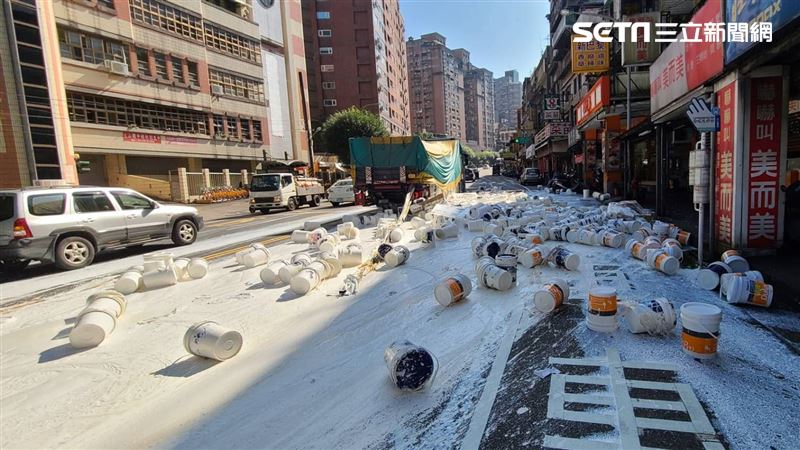 大貨車50油漆桶翻落　北宜路成雪白一片