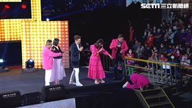 王彩樺在觀音佛祖面前進行三跪九叩（圖／超級夜總會提供）