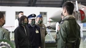 蔡總統勗勉北部部隊（1）總統蔡英文（左2）13日上午前往新竹空軍基地，勗勉北部地區部隊官兵執勤辛勞。中央社記者吳家昇攝  112年1月13日