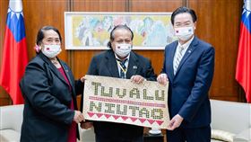 外交部長吳釗燮會晤吐瓦魯國會議長外交部長吳釗燮（右1）於外交部會晤吐瓦魯國國會議長泰歐（中）伉儷訪團。（外交部提供）中央社記者黃雅詩傳真  112年1月13日