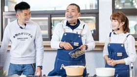 侯友宜除夕大秀廚藝端「雙喜白玉澎湃燉雞盅」。(圖/新北市政府提供)