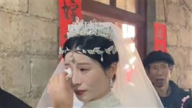 20歲沒對象…父母催婚逼相親　妹子婚禮上崩潰：我不想結婚（圖／翻攝自抖音）