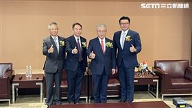 金仁寶許勝雄（右2）與兒子許介立／康舒董事長（右1）共同替集團2023尾牙揭開序幕。（圖／記者吳康瑋攝）