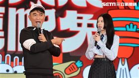 吳宗憲（左）帶旗下新人MIUSA（右）一同登三立尾牙舞台。（圖／記者邱榮吉攝影）