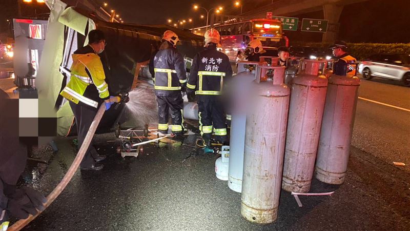 國一小貨車翻車　30桶桶裝瓦斯散落1滲漏