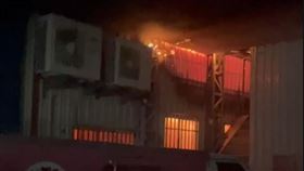 三重寢具工廠深夜大火！濃煙、火舌竄天際