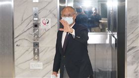 台美貿易倡議第2回合談判　鄧振中出席台美21世紀貿易倡議14日在台北舉行第2回合談判，行政院經貿談判辦公室總談判代表、政務委員鄧振中拿著文件前往會議辦公室。中央社記者徐肇昌攝　112年1月14日