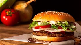 10月22日至10月25日活動期間於官網預訂指定華堡系列套餐，並於指定日期取餐，輸入幸運優惠6碼「LOVEBK」，即可享免費小華堡乙顆。（圖／漢堡王提供）
