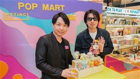 ▲POP MART請來日本潮玩大師，推出亞洲限定「HAPICO機械手辦」於台灣首賣，限量100隻。（圖／泡泡瑪特提供
大師「大久保 博人」，首次以毛怪Fluffy為主角，打造「毛怪的歡樂生活」系列盲盒。大久保博人(左)上野陽介(右)與POP MART泡泡瑪特聯名新品合影