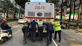 最美風景！公車故障卡路中　5警徒手推車