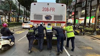 最美風景！公車故障卡路中　警民合力推車
