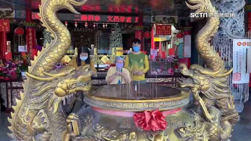 擲聖筊就能拿紅包！土地公廟撒百萬迎新春