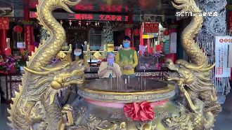 擲聖筊就能拿紅包！土地公廟撒百萬迎新春