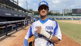 邱郡戴5人制棒球幸運手環  大專聯賽當單場MVP台灣體大邱郡（圖）戴著5人制棒球賽「幸運手環」，大專棒球聯賽4強賽敲出關鍵安打、單場2安2打點當MVP，14日率隊以4比3擊敗文化晉級冠軍戰。中央社記者謝靜雯攝  112年1月14日