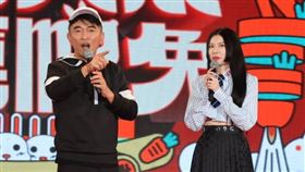 吳宗憲（左）帶旗下新人MIUSA（右）一同登三立尾牙舞台。（圖／記者邱榮吉攝影）