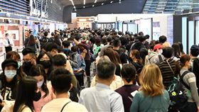 桃機出入境旅客數創解封後新高（1）桃園國際機場公司統計14日旅客運量，全天出入境旅客預報7萬2316人次，創疫情解封後新高。中央社記者葉臻攝  112年1月14日