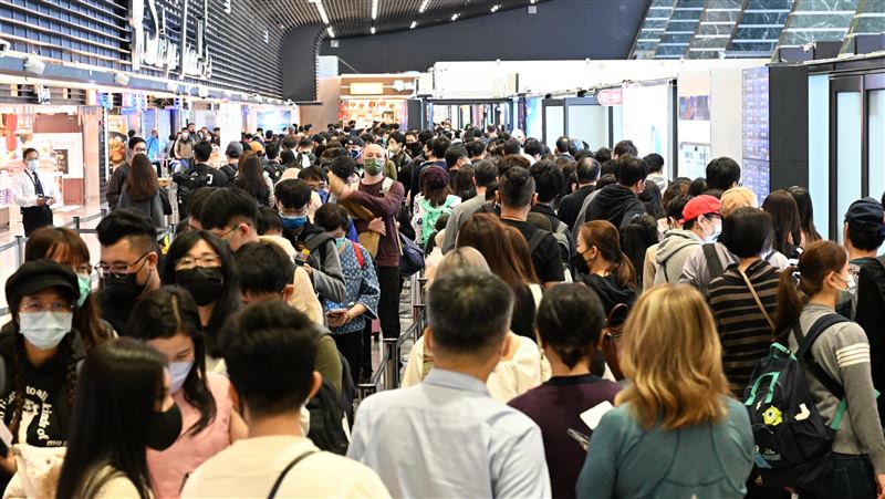 桃機旅客數創解封後新高　安檢要排1小時