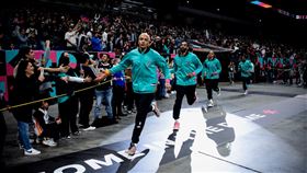 ▲馬刺14日回到舊主場阿拉莫體育館（Alamodome）出戰勇士，觀賽人數創NBA紀錄。（圖／翻攝自馬刺推特）