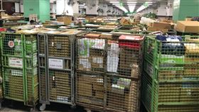 ▲春節前夕各地郵局出現爆量包裹，讓郵差苦不堪言。（圖／翻攝自台灣郵政產業工會粉絲團）