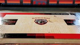 高雄鋼鐵人,屏東體育館,鳳山體育館,