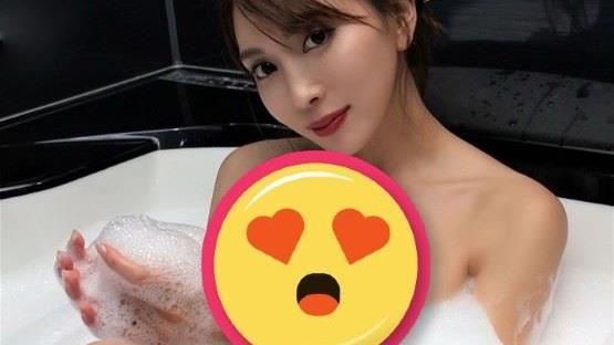 國民情婦泡湯差點走光！胸前只剩泡泡遮