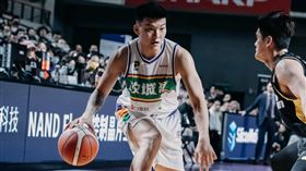 ▲朱雲豪在末節倒數5.6秒上籃，將比分超前，最終攻城獅以1分之差拿下本季對戰國王首勝。（圖／新北國王提供）