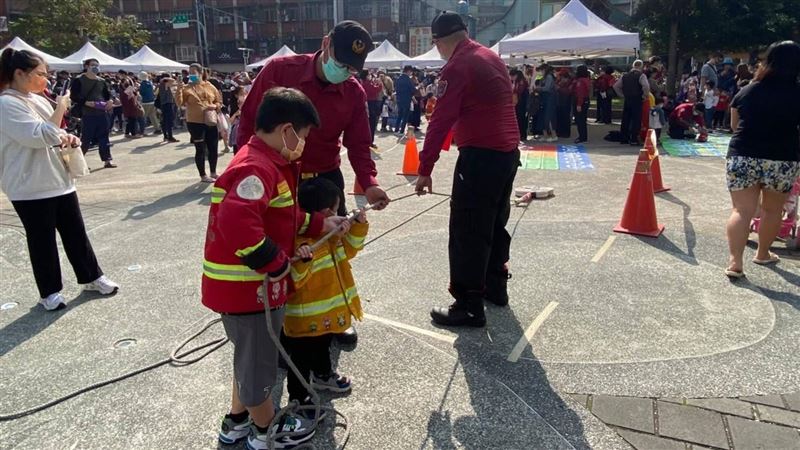 新北|消防宣導園遊會！人潮擠爆中港大排　小朋友「放電」兼學消防知識 | 社會 | 三立新聞網  SETN.COM