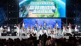 富邦員工組團「正向藍旋風」於富邦謝年會上精彩表演。（圖／富邦提供）