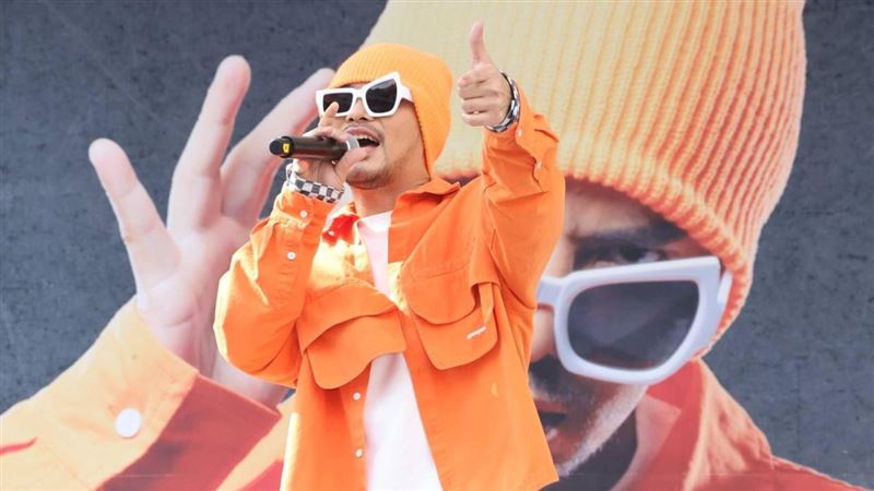 黃明志玩好大　「輸了脫衣」邀辣妹助興