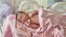 新北確診孕婦順利產下女嬰衛生福利部台北醫院7日表示，新北市即將臨盆的張姓孕婦因確診與胎兒臍帶繞頸而轉診到院，7日上午順利產下體重3160克女嬰，女嬰經PCR採檢為陰性，已收治嬰兒保溫箱觀察及照護。（院方提供）中央社記者黃旭昇新北傳真  111年5月7日