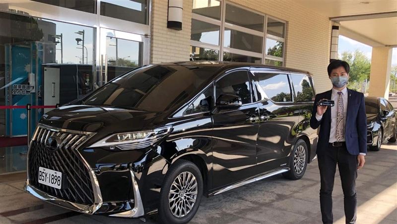 鍾東錦520萬座車設備曝！網傻：苗栗帝王