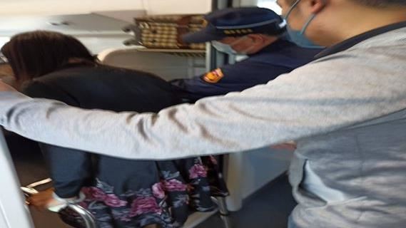 鐵警協助行動不便旅客搭火車　旅客揪感心