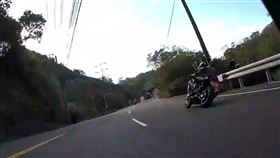 苗栗三灣台3線大型重機自摔撞電線桿，重機起火，騎士受傷送醫。（圖／翻攝臉書社團「重機車友 ❘ 各區路況天氣、資訊分享中心」）