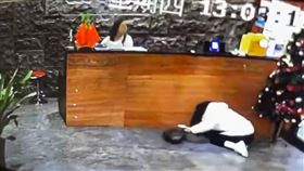 中國一名女子進飯店慘摔，櫃台美救援自己也摔倒。（圖／翻攝爆廢公社）