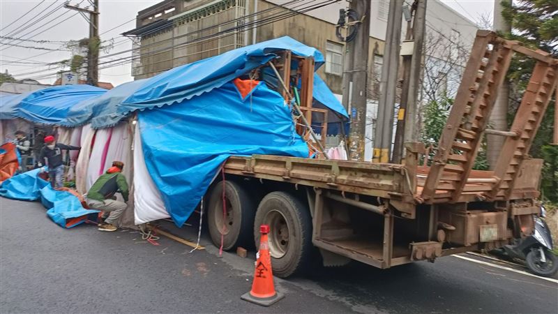 獨／大貨車沒看見…整車「插進」路邊靈堂
