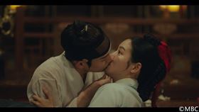 《禁婚令，朝鮮婚姻禁止令》金永大「濕身擁吻」朴柱炫。（圖／翻攝自Hami Video）