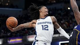 ▲少主莫蘭特（Ja Morant）第三節一記原地起跳單手後拉灌籃，將是「年度灌籃」候選。（圖／翻攝自灰熊推特）