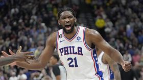 ▲末節剩下8.4秒，恩比德（Joel Embiid）在禁區邊線上一記後仰跳投，將比數要回領先。（圖／美聯社／達志影像）