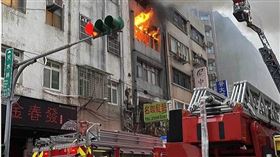 北市天水路上的連棟公寓清晨6點多傳出火警，所幸無人傷亡，詳細起火原因有待釐清。（圖／翻攝畫面）