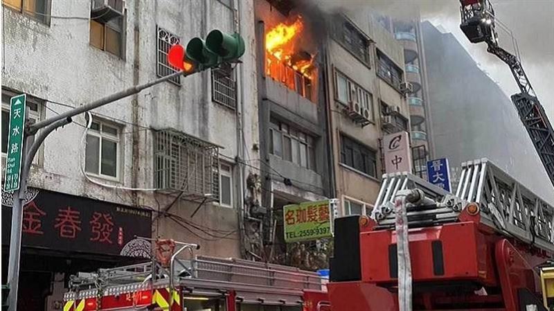 北市公寓傳火警！疑煤油暖爐打翻所致