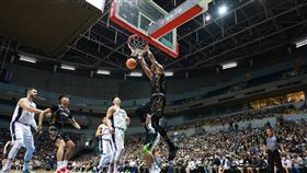 雲豹霍華德與隊友完成空中灌籃。（圖／桃園雲豹提供）