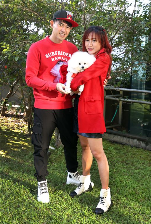 黃玉榮帶老婆、寵物三立新聞網專訪。（記者邱榮吉/攝影）